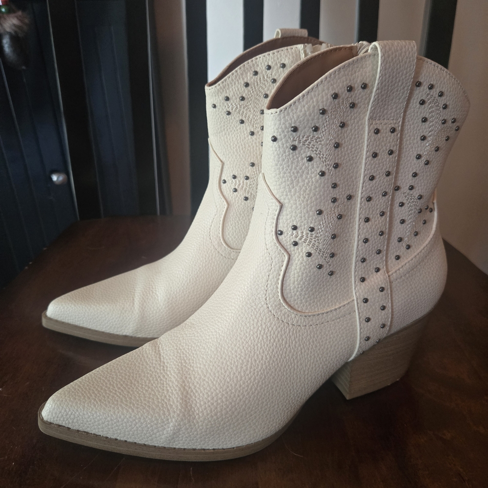 Universal Thread White Studded Western Ankle Boots
